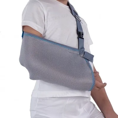 Бандаж для руки Алком 3004 kids підтримуючий пов'язка косинка, сірого кольору, розмір 1