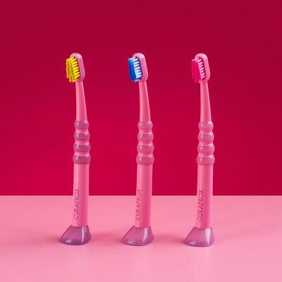 Зубна щітка Curaprox Baby дитяча з гумовою ручкою, 0-4 роки