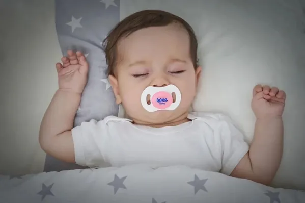 Пустушка силіконова Wee Baby Нічна №1 ортодонтична з ковпачком 0-6 місяців, 1 шт