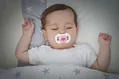 Пустушка силіконова Wee Baby Нічна №1 ортодонтична з ковпачком 0-6 місяців, 1 шт