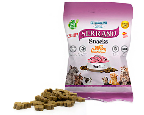 Лакомство для кошек Mediterranean Natural Serrano Snacks с функцией выведения комочков шерсти с сардинами, 50 г