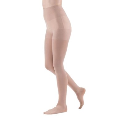 Пискадағы үлкен дилдостар Ер адам қызды орындыққа байлады.